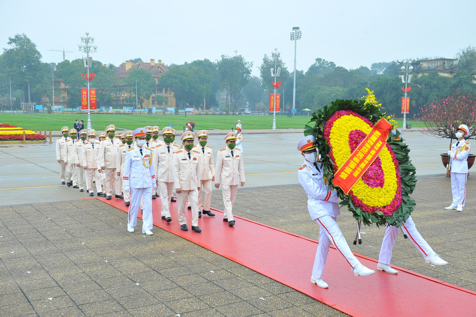 Đoàn đại biểu Bộ Công an viếng Lăng Chủ tịch Hồ Chí Minh. (Ảnh: Minh Đức/TTXVN)
