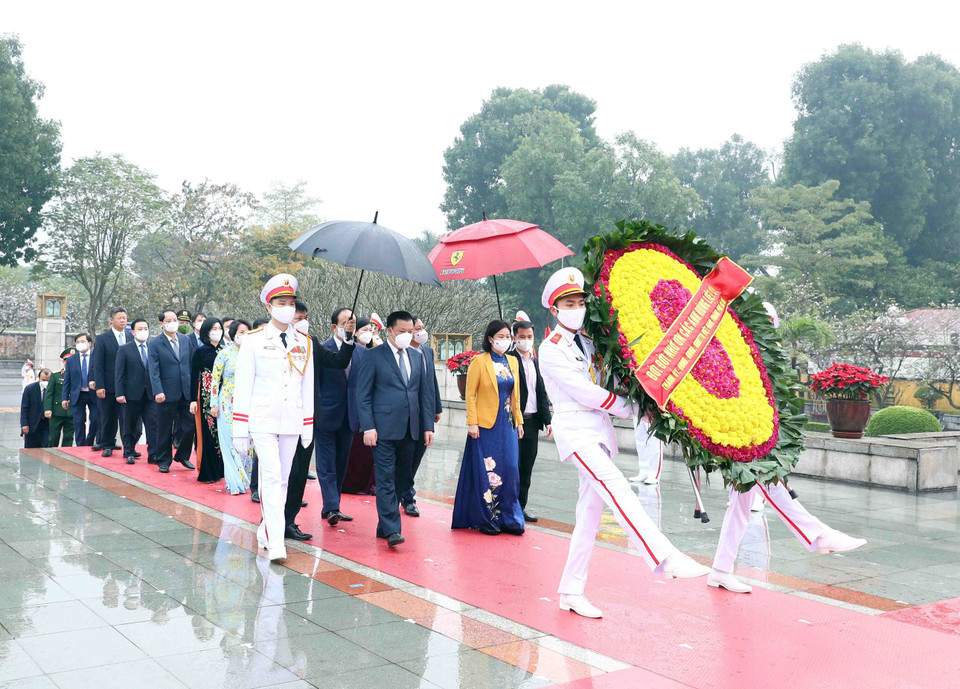 Đoàn đại biểu Thành ủy, Hội đồng Nhân dân, Ủy ban Nhân dân, Mặt trận Tổ quốc Việt Nam thành phố Hà Nội đặt vòng hoa tưởng niệm các Anh hùng Liệt sỹ. (Ảnh: Phạm Kiên/TTXVN)