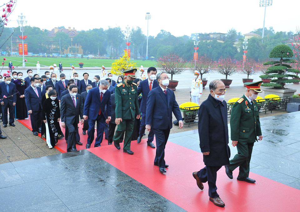 Các đồng chí lãnh đạo, nguyên lãnh đạo Đảng, Nhà nước đặt vòng hoa vào lăng viếng Chủ tịch Hồ Chí Minh. (Ảnh: Minh Đức/TTXVN)