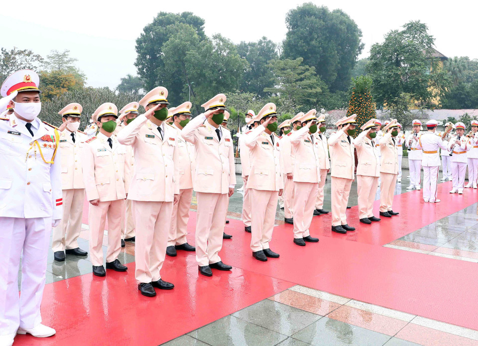 Đoàn đại biểu Đảng ủy Công an Trung ương - Bộ Công an đặt vòng hoa tưởng niệm các Anh hùng Liệt sỹ. (Ảnh: Phạm Kiên/TTXVN)