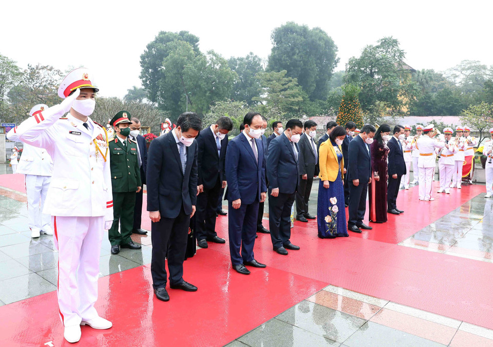 Đoàn đại biểu Thành ủy, Hội đồng Nhân dân, Ủy ban Nhân dân, Mặt trận Tổ quốc Việt Nam thành phố Hà Nội đặt vòng hoa tưởng niệm các Anh hùng Liệt sỹ. (Ảnh: Phạm Kiên/TTXVN)