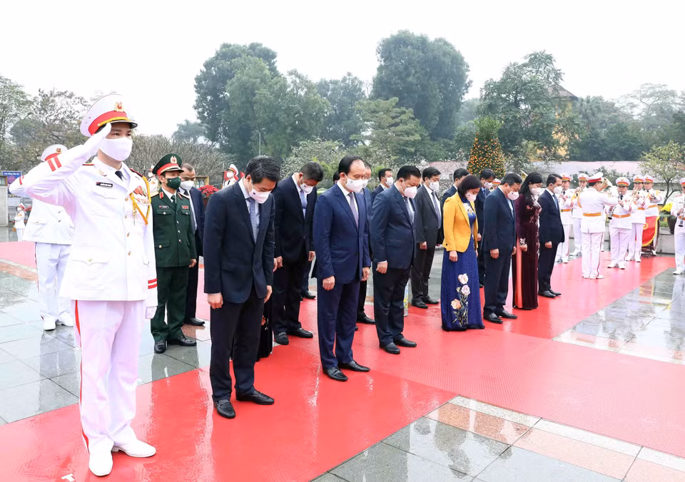 Đoàn đại biểu Thành ủy, Hội đồng Nhân dân, Ủy ban Nhân dân, Mặt trận Tổ quốc Việt Nam thành phố Hà Nội đặt vòng hoa tưởng niệm các Anh hùng Liệt sỹ. (Ảnh: Phạm Kiên/TTXVN)
