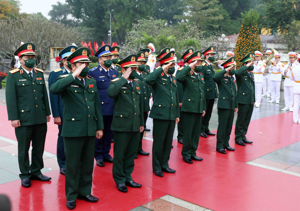 Đoàn đại biểu Quân ủy Trung ương - Bộ Quốc phòng đặt vòng hoa tưởng niệm các Anh hùng Liệt sỹ. (Ảnh: Phạm Kiên/TTXVN)