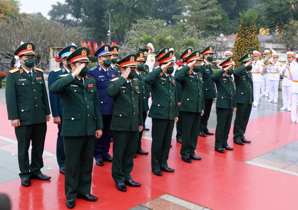 Đoàn đại biểu Quân ủy Trung ương - Bộ Quốc phòng đặt vòng hoa tưởng niệm các Anh hùng Liệt sỹ. (Ảnh: Phạm Kiên/TTXVN)
