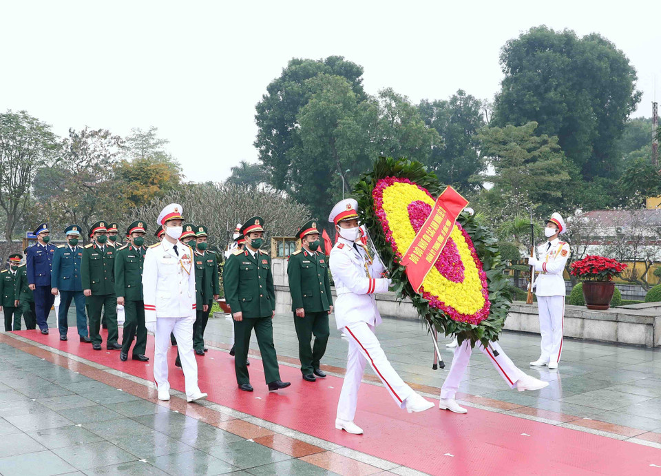 Đoàn đại biểu Quân ủy Trung ương - Bộ Quốc phòng đặt vòng hoa tưởng niệm các Anh hùng Liệt sỹ. (Ảnh: Phạm Kiên/TTXVN)