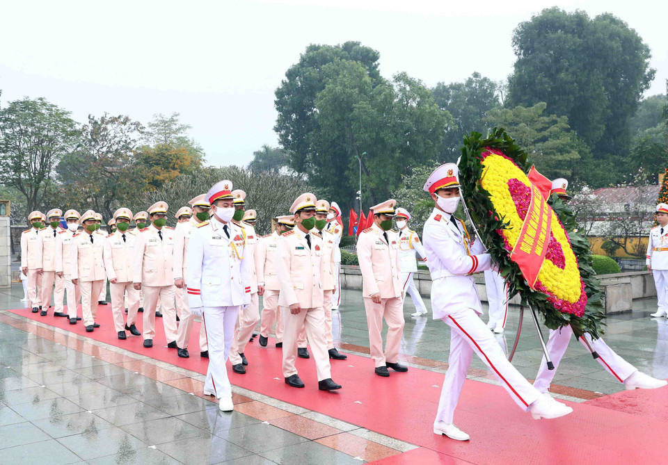 Đoàn đại biểu Đảng ủy Công an Trung ương - Bộ Công an đặt vòng hoa tưởng niệm các Anh hùng Liệt sỹ. (Ảnh: Phạm Kiên/TTXVN)