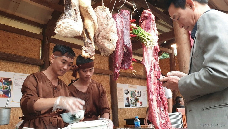 Thịt được sử dụng cho phở cũng rất đa dạng: Tái, gầu, nạm, chín, nhừ, gân... tùy theo sở thích và khẩu vị của thực khách. (Ảnh: Ngọc Liên/TTXVN)