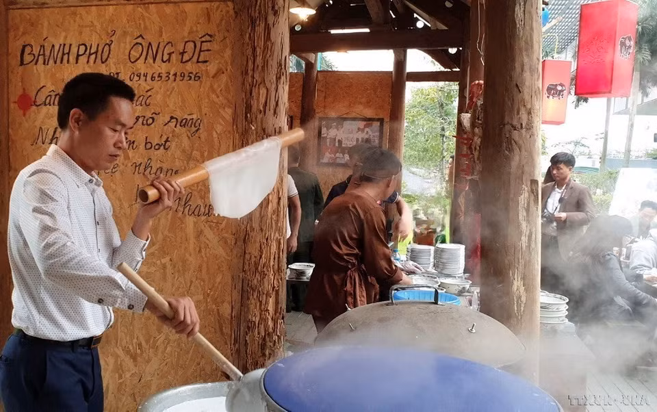 Bánh phở được làm hoàn toàn từ tinh bột gạo (gạo được ngâm trong khoảng 4 giờ sau đó vớt ra để ráo, đem ra xay thật nhuyễn với nước sẽ cho ra dung dịch bột nước làm nên bánh phở), tráng mỏng và hấp chín bằng hơi nước. (Ảnh: Ngọc Liên/TTXVN)