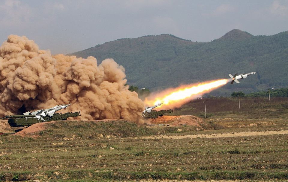 Tên lửa của Trung đoàn 261 (Sư đoàn Phòng không 367) khai hỏa trong một đợt diễn tập bắn đạn thật. (Ảnh: Trọng Đức/TTXVN)