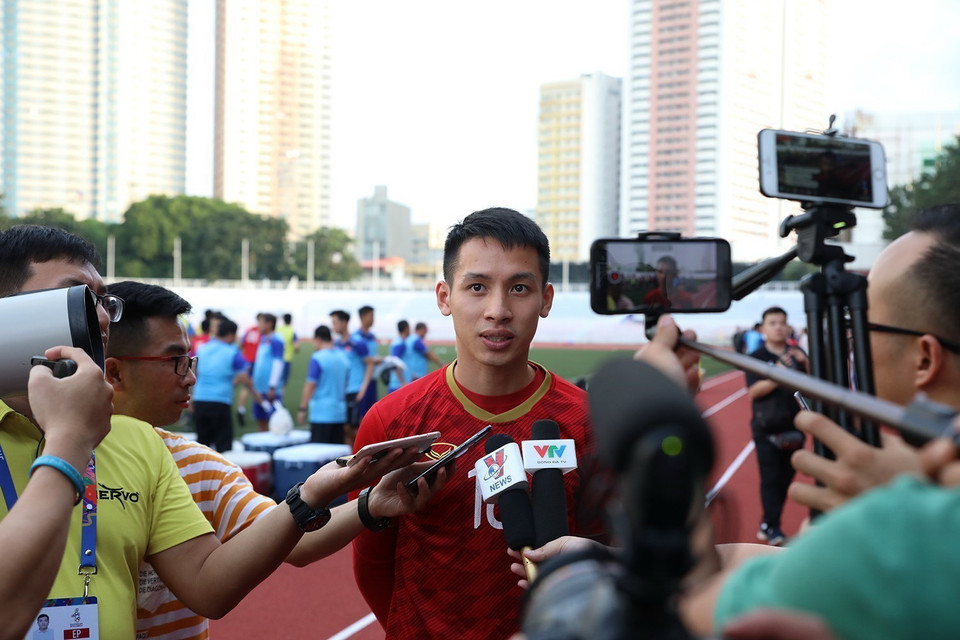 Đỗ Hùng Dũng U22 Việt Nam trả lời phỏng vấn báo chí sau trận đấu. (Ảnh: TTXVN)
