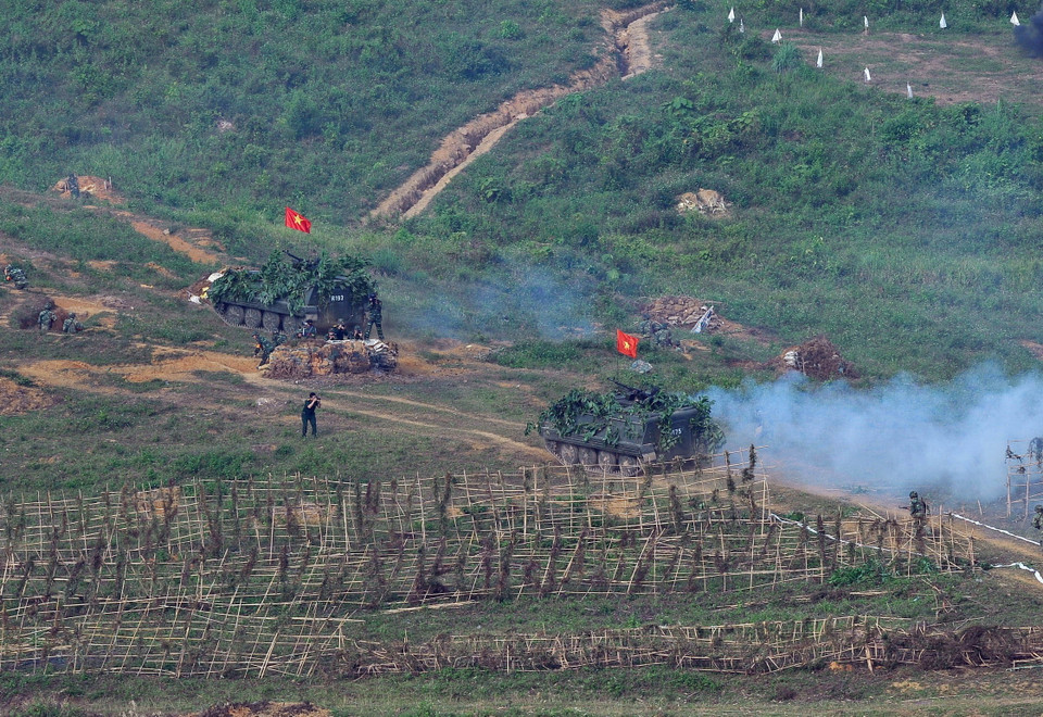 Xe thiết giáp của Sư đoàn bộ binh 316 (Quân khu II) dẫn bộ binh vượt cửa mở tấn công địch trong cuộc diễn tập chiến thuật có bắn đạn thật một bên hai cấp có hiệp đồng với các lực lượng vũ trang địa phương, dân quân tự vệ, thiết giáp, thông tin...năm 2015. (Ảnh: Trọng Đức/TTXVN)