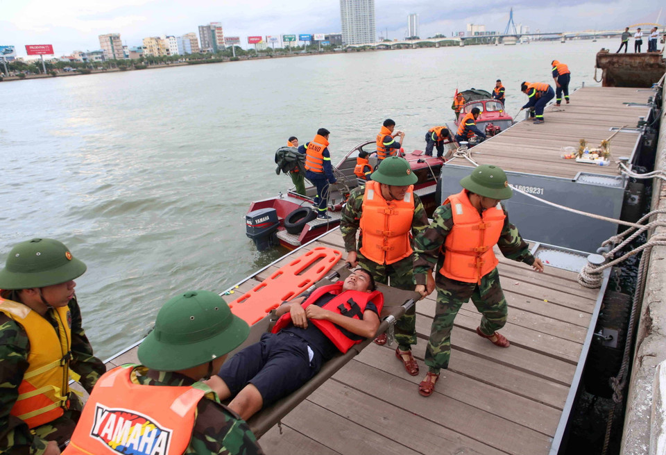 Lực lượng quân đội thành phố Đà Nẵng tổ chức Diễn tập thực binh tìm kiếm cứu nạn, cứu hộ trên sông Hàn năm 2016. (Ảnh: Trần Lê Lâm/TTXVN)