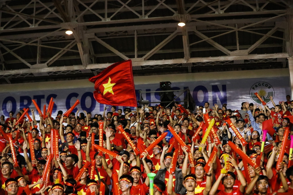 Cổ động viên tiếp lửa cho U22 Việt Nam tại vòng bảng bóng đá nam. (Ảnh: TTXVN)