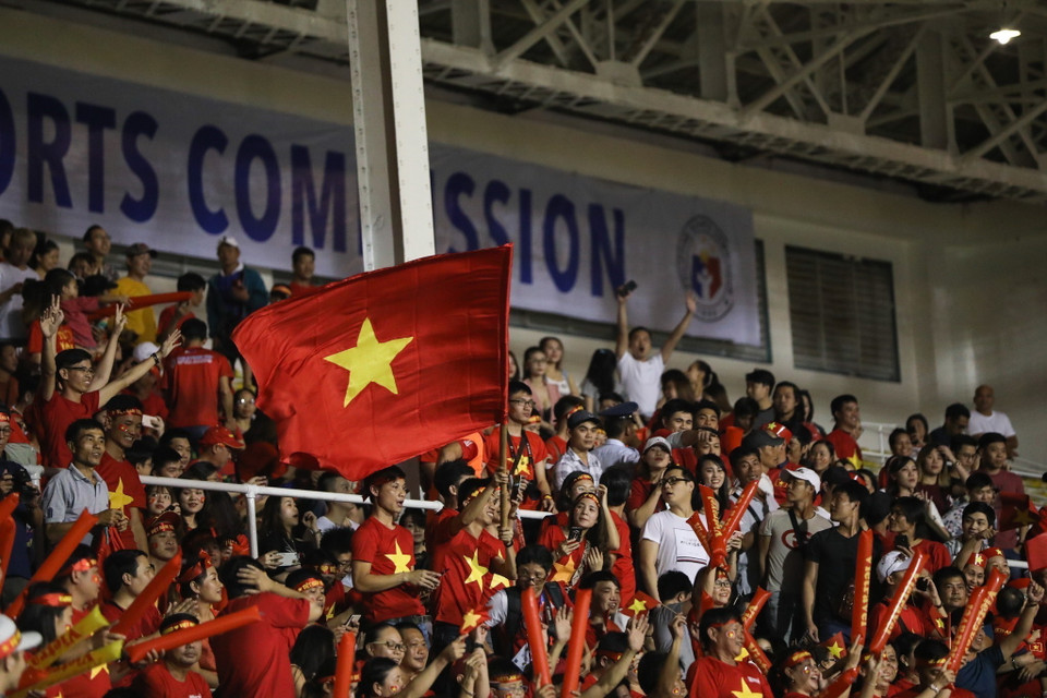 Cổ động viên tiếp lửa cho U22 Việt Nam tại vòng bảng bóng đá nam. (Ảnh: TTXVN)