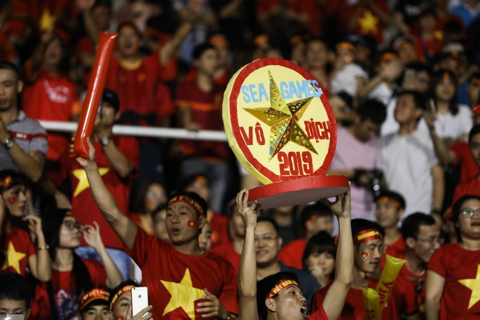 Cổ động viên tiếp lửa cho U22 Việt Nam tại vòng bảng bóng đá nam. (Ảnh: TTXVN)