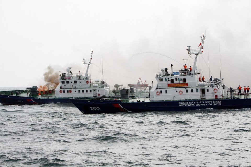 Tàu cảnh sát biển thuộc Bộ Tư lệnh Vùng 2 Cảnh sát biển diễn tập chống cướp biển có vũ trang, buôn bán, vận chuyển hàng hóa trái phép và tìm kiếm, cứu nạn trên biển. (Ảnh: Trọng Đức/TTXVN)