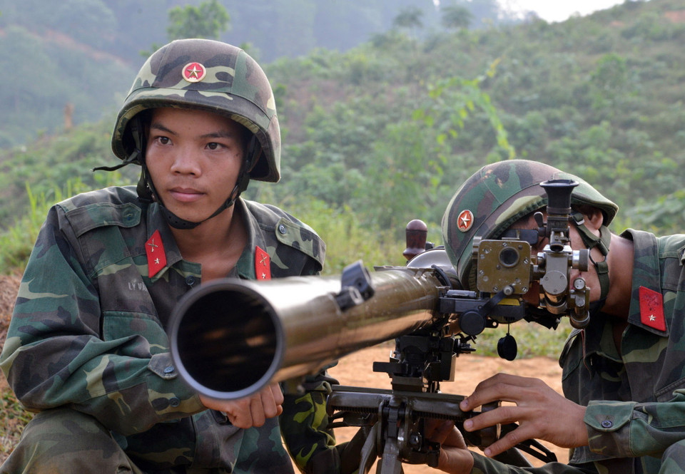 Chiến sỹ tiểu đội hỏa lực DKZ, Trung đoàn 148, Sư đoàn bộ binh 316 (Quân khu II) tham gia cuộc diễn tập chiến thuật có bắn đạn thật một bên hai cấp có hiệp đồng với các lực lượng vũ trang địa phương, dân quân tự vệ, thiết giáp, thông tin...năm 2015. (Ảnh: Trọng Đức/TTXVN)