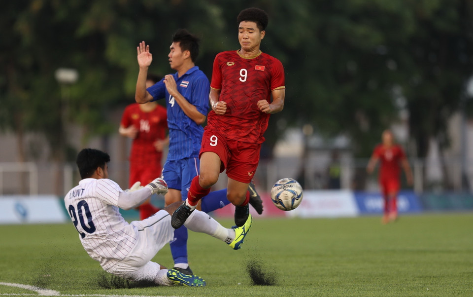 Pha tranh chấp quyết liệt trong trận U22 Việt Nam gặp U22 Thái Lan. (Ảnh: TTXVN)