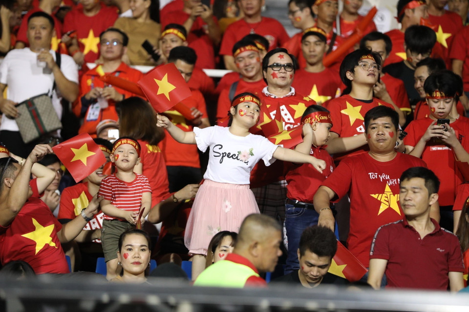 Cổ động viên tiếp lửa cho U22 Việt Nam tại vòng bảng bóng đá nam. (Ảnh: TTXVN)