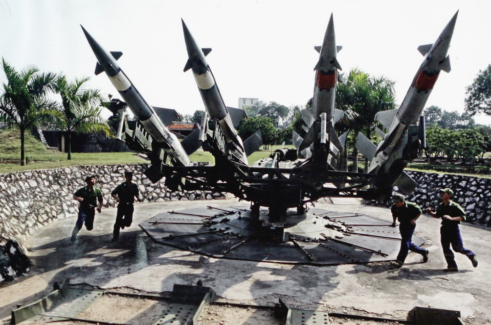 Xây dựng thực lực, tiềm lực quốc phòng; xây dựng lực lượng vũ trang nhân dân vững mạnh, có sức chiến đấu cao, làm nòng cốt bảo vệ Tổ quốc. Trong ảnh: Chiến sỹ Sư đoàn Phòng không 367 luyện tập triển khai sẵn sàng chiến đấu. (Ảnh: TTXVN phát)