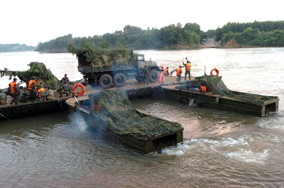 Diễn tập ghép phà quân sự qua sông Đồng Nai của các đơn vị thuộc Đoàn Công binh N50 (Quân đoàn 4). (Ảnh: Trọng Đức/TTXVN)