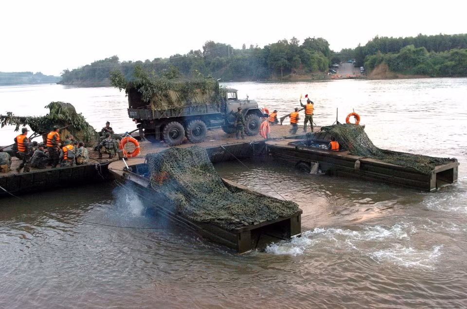 Diễn tập ghép phà quân sự qua sông Đồng Nai của các đơn vị thuộc Đoàn Công binh N50 (Quân đoàn 4). (Ảnh: Trọng Đức/TTXVN)