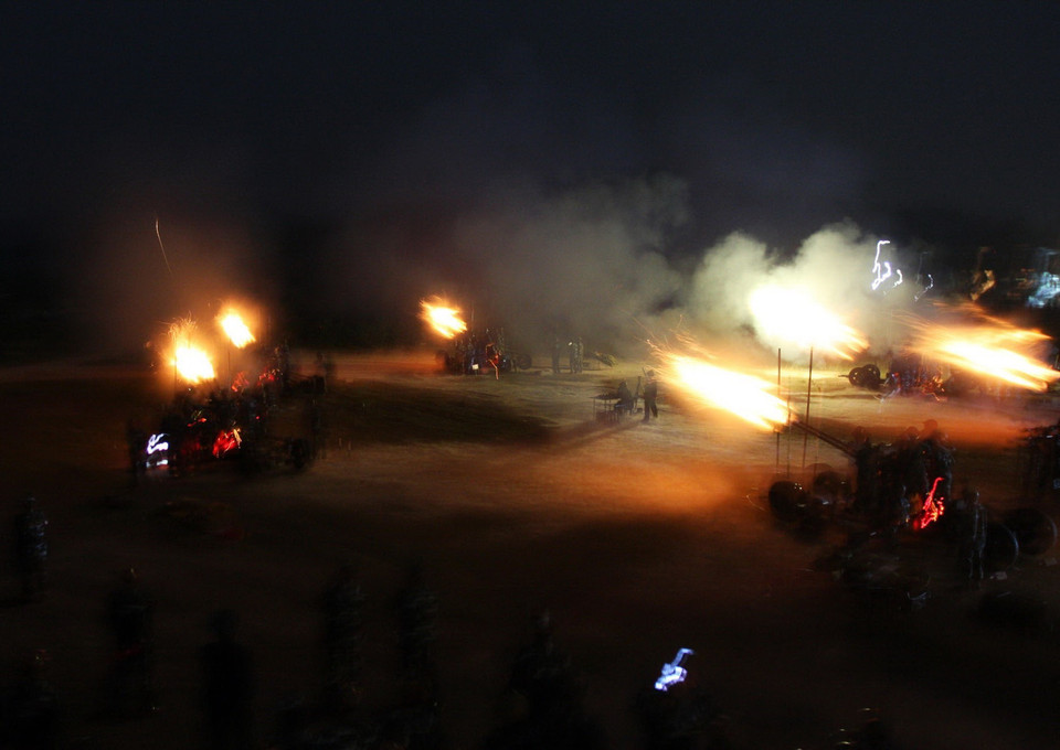 Trận địa pháo phòng không 37 mm nhả đạn truy diệt mục tiêu trong cuộc diễn tập thường niên có bắn đạn thật năm 2011 của Quân chủng Phòng không - Không quân. (Ảnh: Trọng Đức/TTXVN)