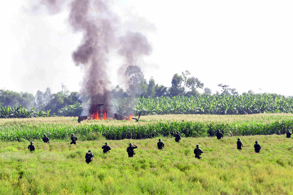 Lực lượng bộ đội địa phương tỉnh Hưng Yên (Quân khu 3) thực hành đánh địch đổ bộ đường không trong cuộc diễn tập khu vực phòng thủ năm 2017. (Ảnh: Đinh Tuấn/TTXVN)