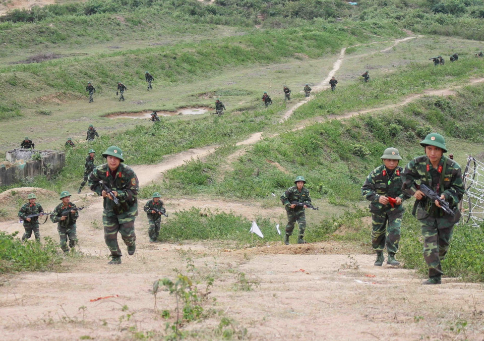 Lực lượng bộ đội địa phương tỉnh Bắc Ninh triển khai phương án “Đánh bắt giải thoát con tin, đánh chiếm lại mục tiêu” trong cuộc tổng kết diễn tập khu vực phòng thủ năm 2017. (Ảnh: Thái Hùng/TTXVN)