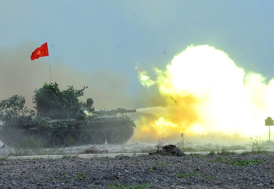Lực lượng xe tăng của Binh đoàn Cửu Long khai hỏa tiêu diệt các mục tiêu địch trên chiến trường, trong cuộc diễn tập chiến thuật bắn đạn thật cấp tiểu đoàn năm 2014. (Ảnh: Trọng Đức/TTXVN)