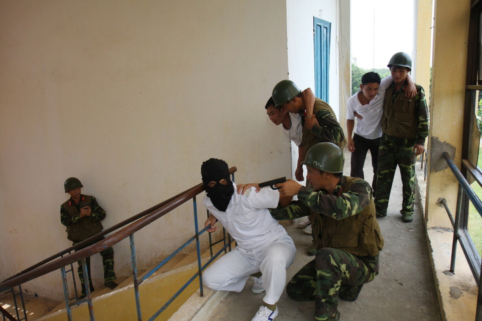 Đoàn đặc công B29 (Binh chủng Đặc công) diễn tập chống khủng bố, giải thoát an toàn cho các con tin. (Ảnh: Trọng Đức/TTXVN)