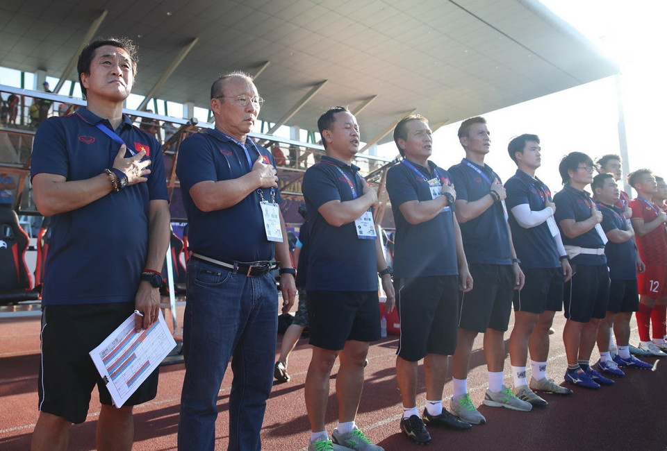 Ban huấn luyện U22 Việt Nam trước trận đấu với U22 Lào. (Ảnh: TTXVN)