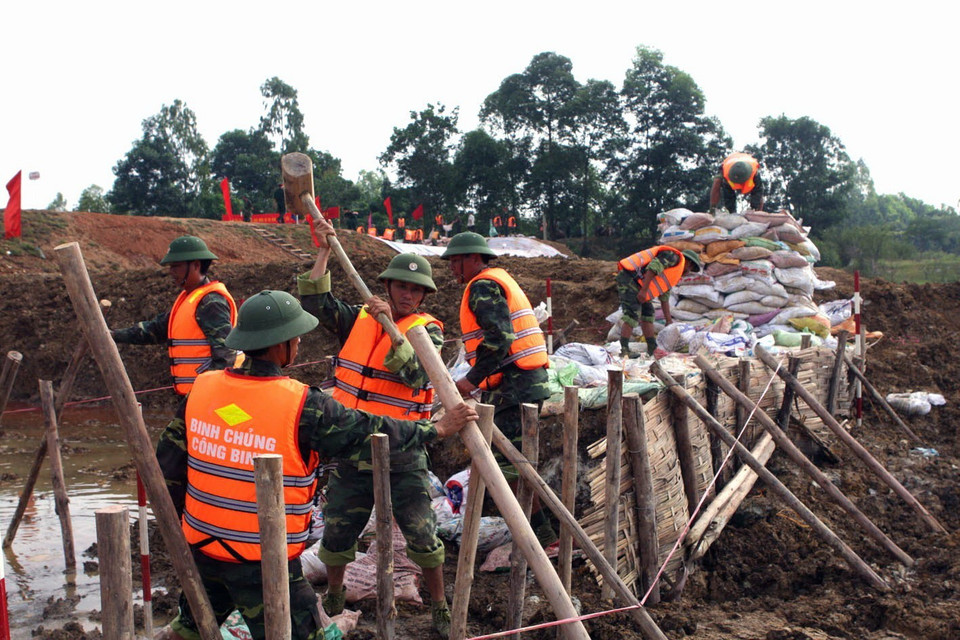 Lực lượng Binh chủng Công binh phối hợp với các lực lượng, ngành chức năng tổ chức diễn tập thực nghiệm phòng chống lụt bão và tìm kiếm cứu nạn năm 2010 tại huyện Ba Vì (Hà Nội). (Ảnh: Trọng Đức/TTXVN)