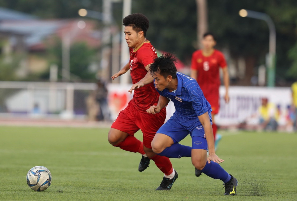 Pha tranh chấp quyết liệt trong trận U22 Việt Nam gặp U22 Thái Lan. (Ảnh: TTXVN)