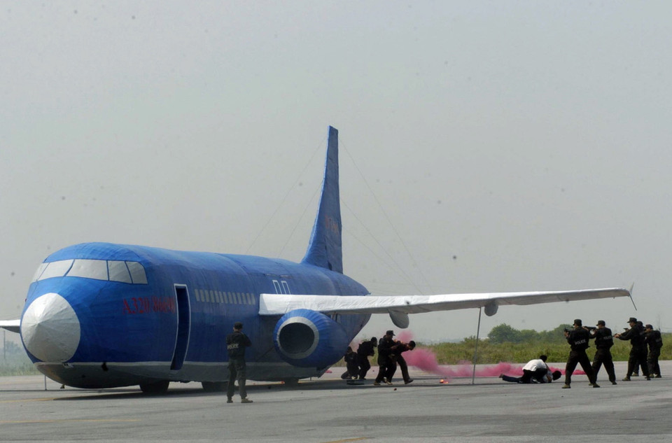 Lực lượng quân đội phối hợp với các lực lượng chức năng tham gia diễn tập khẩn nguy sân bay, giải thoát con tin, chống khủng bố, gây rối, bạo loạn tại cảng hàng không Cát Bi (Hải Phòng) năm 2009. (Ảnh: Đình Trân/TTXVN)