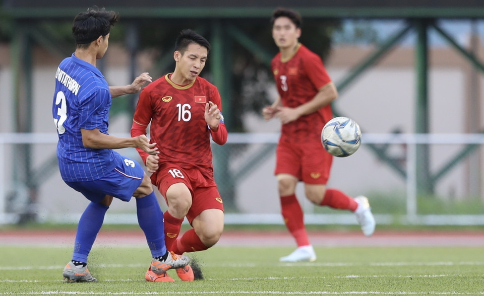 Đỗ Hùng Dũng (16) U22 Việt Nam bị hậu vệ U22 Thái Lan truy cản quyết liệt. (Ảnh: TTXVN)