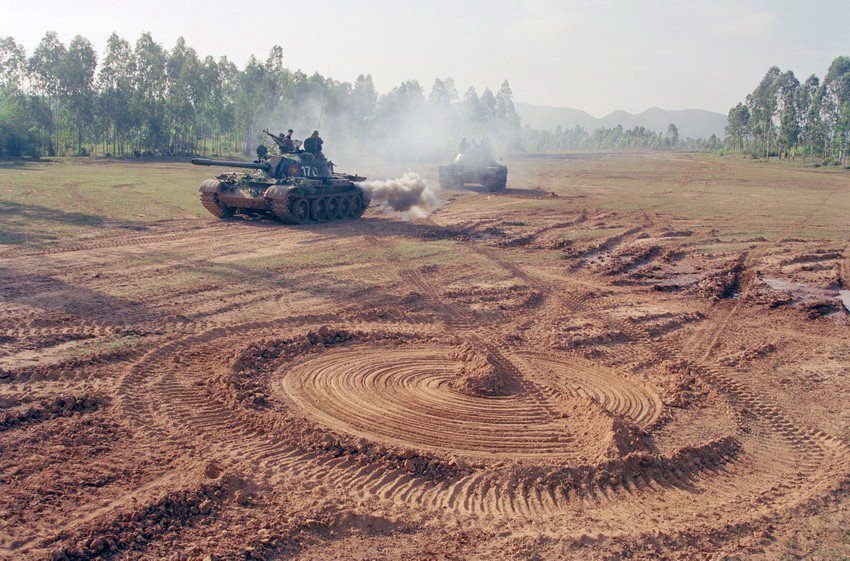 Xe tăng của Tiểu đoàn 2, Lữ đoàn 215 (Binh chủng Tăng-Thiết giáp) thực hành chiến đấu trong địa hình phức tạp tại buổi diễn tập chiến đấu năm 2002. (Ảnh: Phùng Triệu/TTXVN)