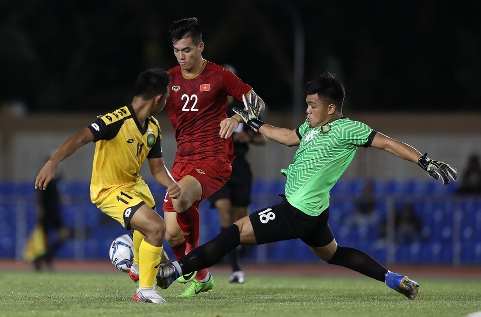 Pha tranh chấp quyết liệt trong trận U22 Việt Nam gặp U22 Brunei. U22 Việt Nam thắng 6-0. (Ảnh: TTXVN)