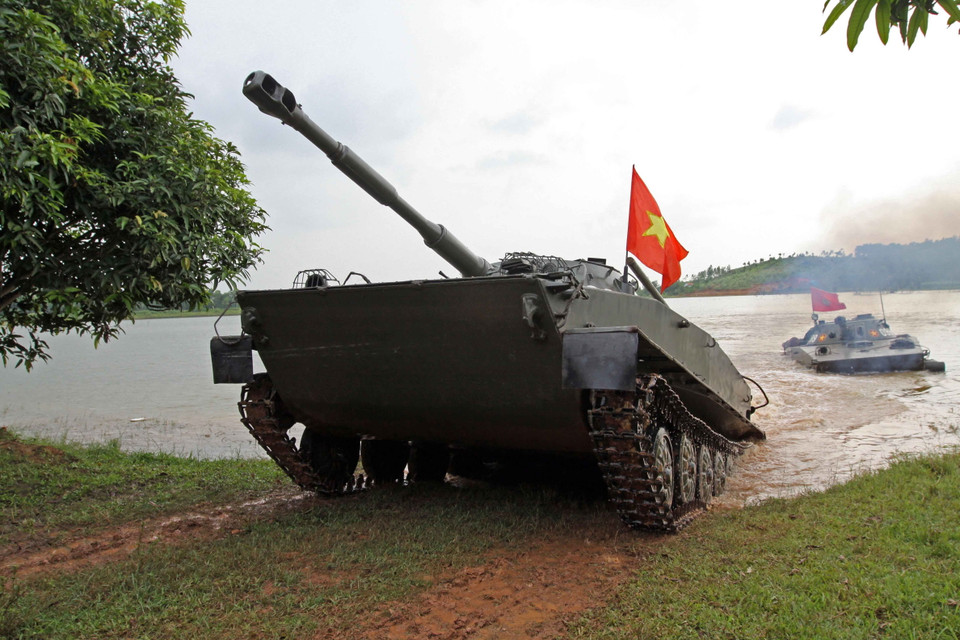 Trung đội tăng thuộc Tiểu đoàn 1047, Lữ đoàn Hải quân đánh bộ 147 (Vùng 1 Hải quân) phối hợp diễn tập tấn công đánh chiếm mục tiêu. (Ảnh: Trọng Đức/TTXVN)