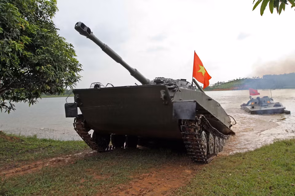 Trung đội tăng thuộc Tiểu đoàn 1047, Lữ đoàn Hải quân đánh bộ 147 (Vùng 1 Hải quân) phối hợp diễn tập tấn công đánh chiếm mục tiêu. (Ảnh: Trọng Đức/TTXVN)