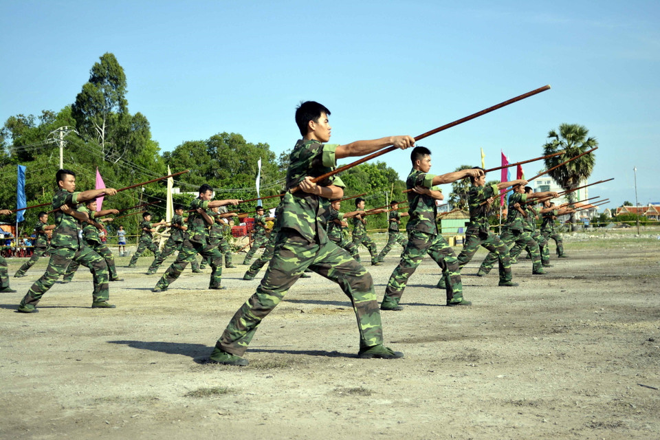 Các chiến sỹ Bộ đội Biên phòng tỉnh Kiên Giang diễn tập võ thuật. (Ảnh: Lê Sen/TTXVN)