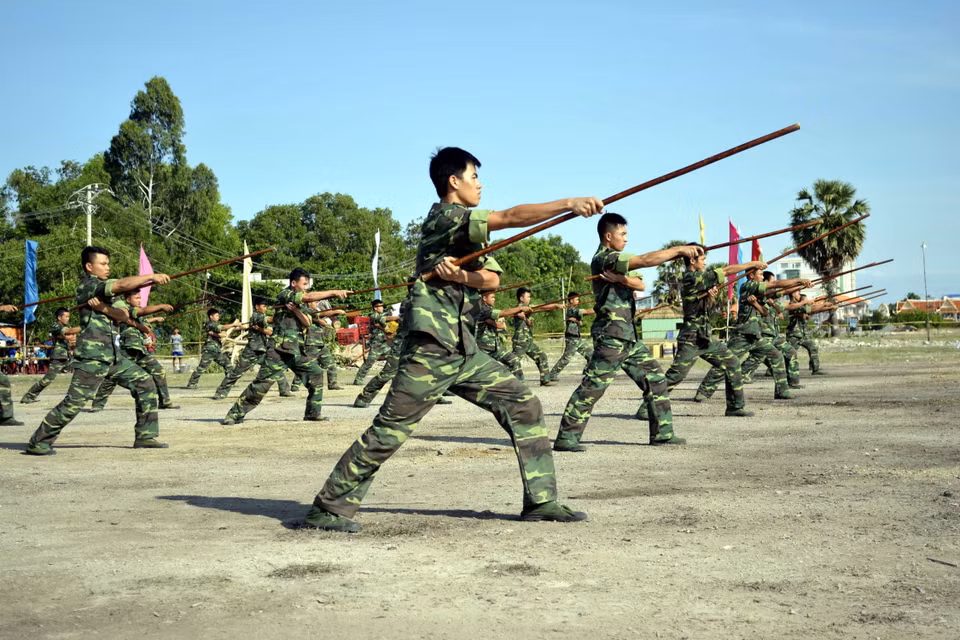 Các chiến sỹ Bộ đội Biên phòng tỉnh Kiên Giang diễn tập võ thuật. (Ảnh: Lê Sen/TTXVN)