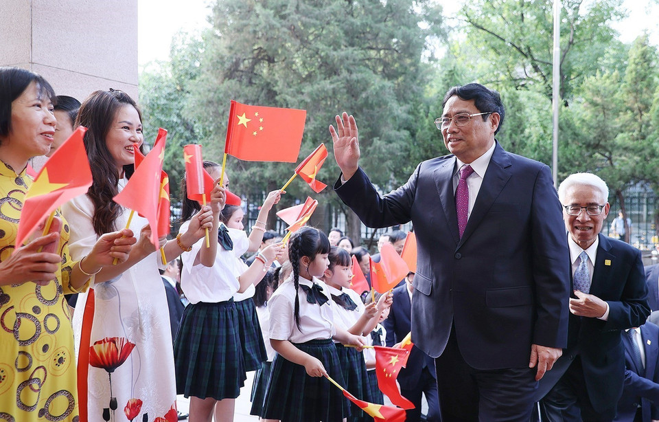 Thủ tướng Phạm Minh Chính đến thăm cán bộ, nhân viên Đại sứ quán và cộng đồng người Việt Nam tại Trung Quốc. (Ảnh: Dương Giang/TTXVN)