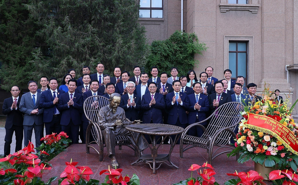 Thủ tướng Phạm Minh Chính và cán bộ, nhân viên Đại sứ quán Việt Nam tại Trung Quốc. (Ảnh: Dương Giang/TTXVN)