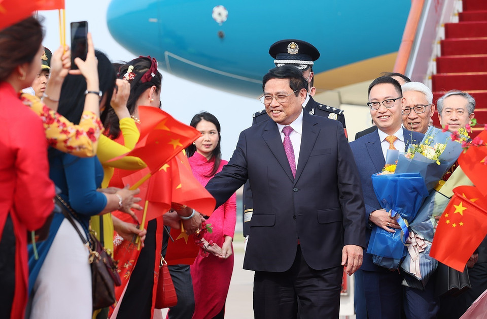 Đại diện cán bộ, nhân viên Đại sứ quán và cộng đồng người Việt Nam tại Trung Quốc đón Thủ tướng Phạm Minh Chính. (Ảnh: Dương Giang/TTXVN)