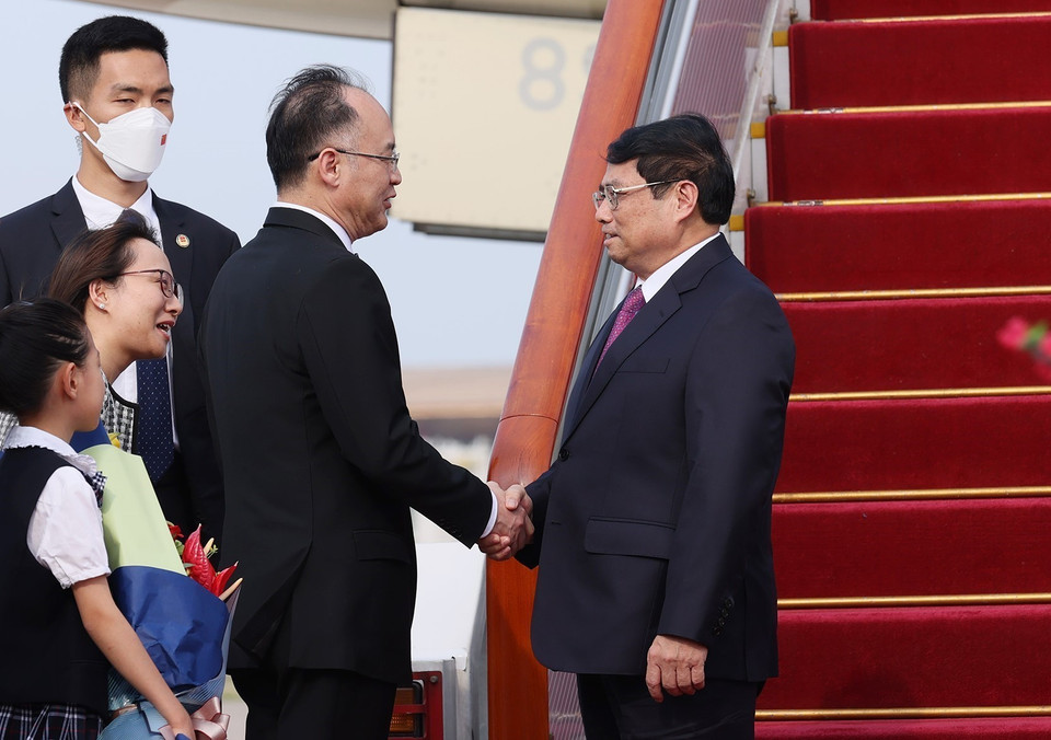 Đại diện Bộ Ngoại giao Trung Quốc đón Thủ tướng Phạm Minh Chính. (Ảnh: Dương Giang/TTXVN)