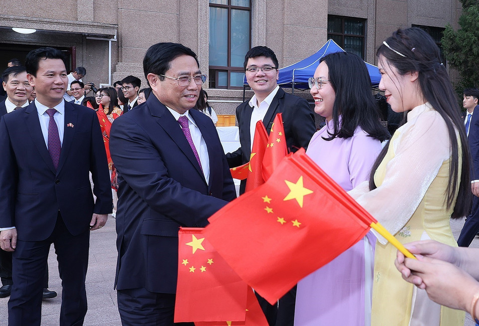 Thủ tướng Phạm Minh Chính đến thăm cán bộ, nhân viên Đại sứ quán và cộng đồng người Việt Nam tại Trung Quốc. (Ảnh: Dương Giang/TTXVN)