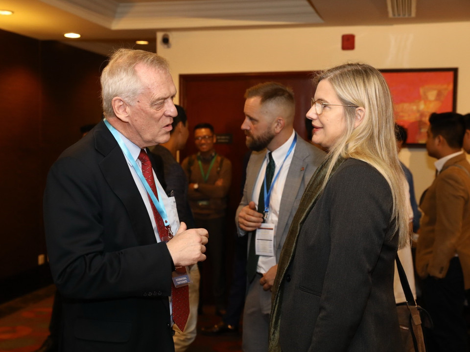 Các đại biểu quốc tế trao đổi bên lề hội thảo. (Ảnh: Văn Điệp/TTXVN)