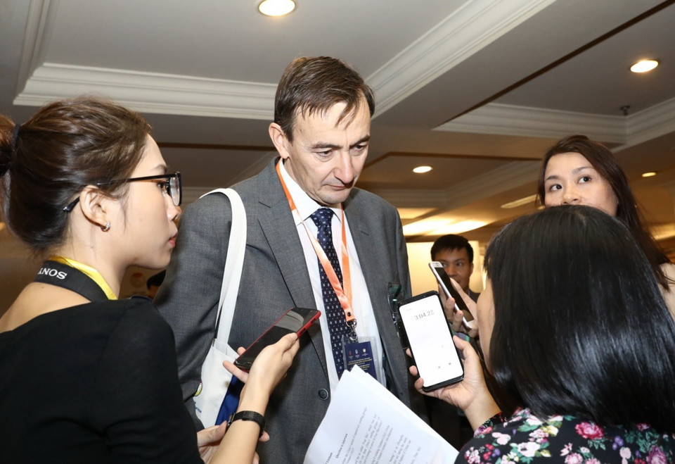 Đại biểu quốc tế trả lời phỏng vấn báo chí. (Ảnh: Văn Điệp/TTXVN)