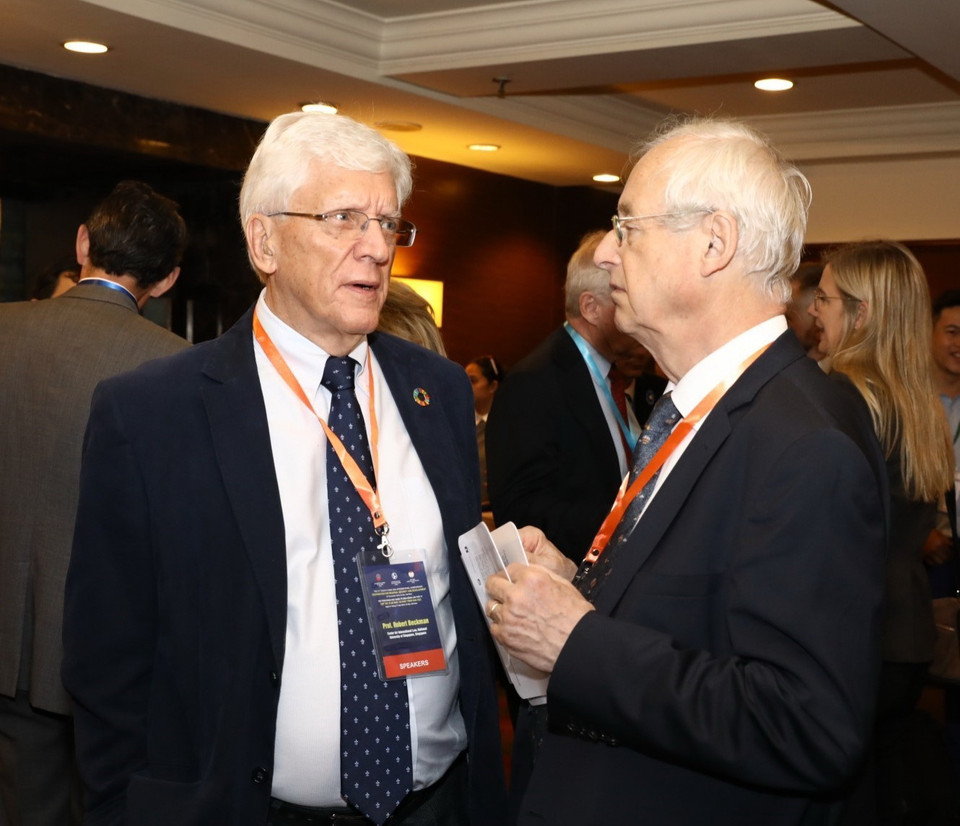 Các đại biểu quốc tế trao đổi bên lề hội thảo. (Ảnh: Văn Điệp/TTXVN)